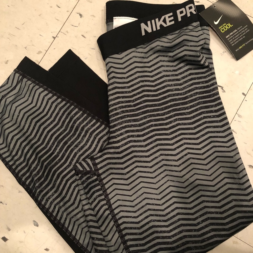 New Women’s Nike PRO sz Medium Capri tight workout